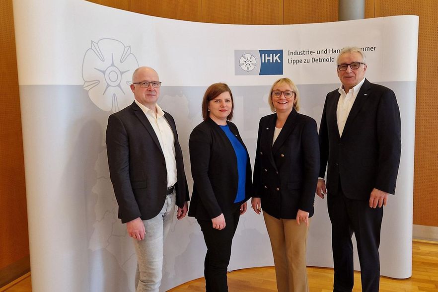 Menschen stellen in der IHK Lippe die Ergebnisse der IHK-Umfrage zum Thema Fachkr&auml;ftesituation in Lippe vor