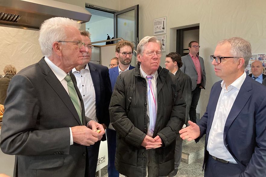 Ministerpr&auml;sident Winfried Kretschmann mit IHK-Vizepr&auml;sident Volker Hasbargen