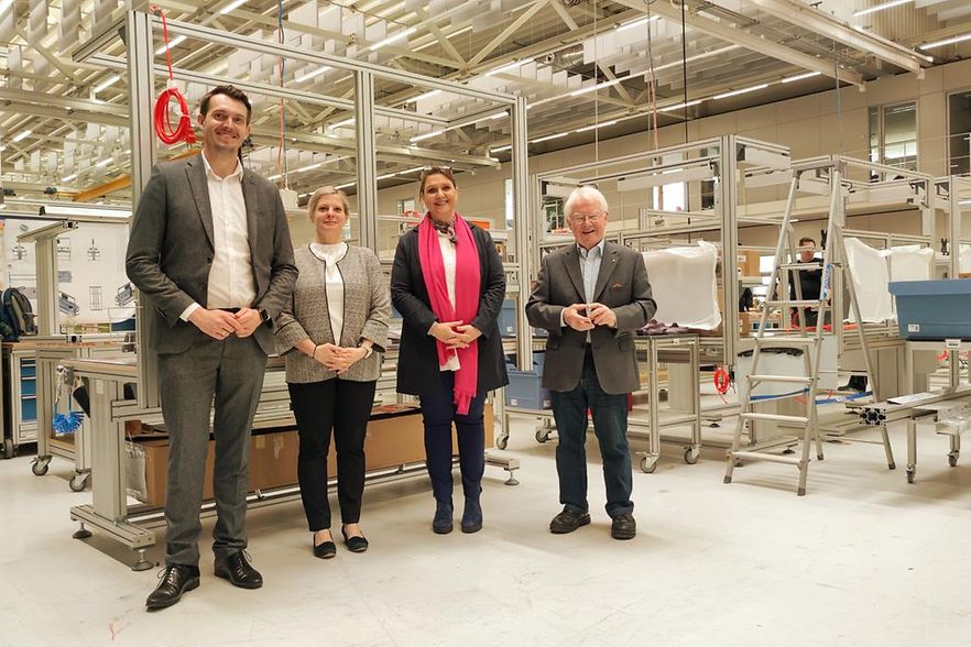 Auf dem Bild von links: Tim Wiedemann, Frau Geyer-Altenkirch, Veronika Pommer sowie Bernhard Bauer