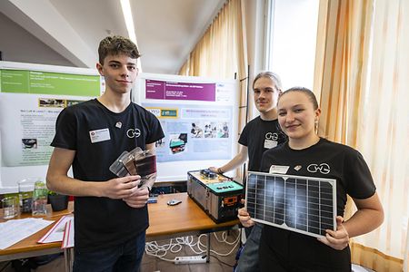 Drei Jugendliche pr&auml;sentieren ihr Projekt.