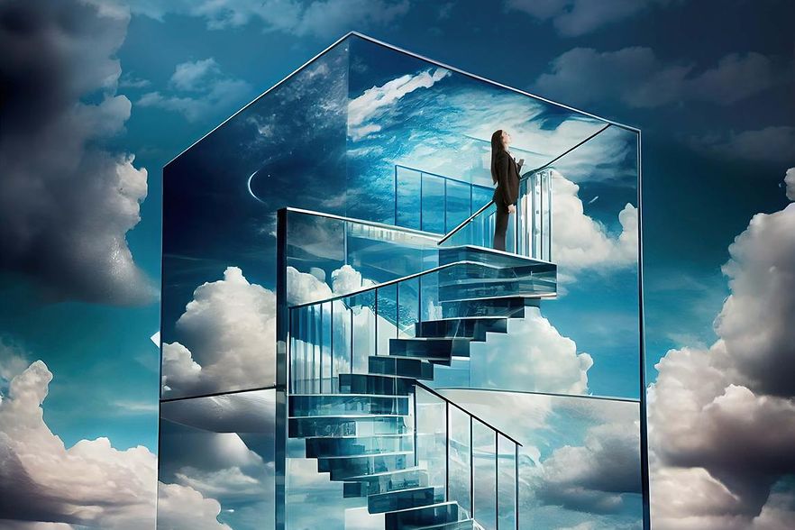 Frau l&auml;uft eine Treppe in einem Glasw&uuml;rfel hoch, Wolken im Hintergrund