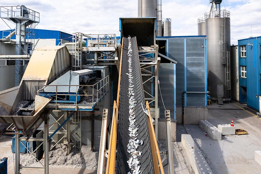 Die Rahmenbestandteile werden &uuml;ber eine Rutsche sortiert und getrennt