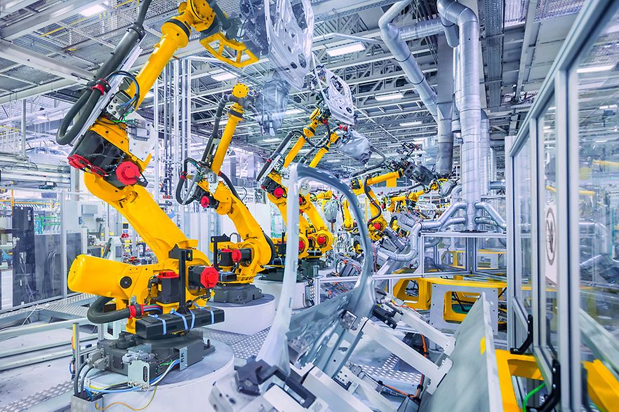 Roboteranlagen in einer Fabrikhalle