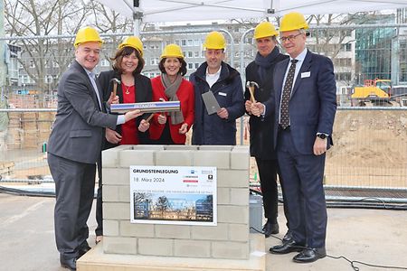 Bei der Grundsteinlegung am Neubau der IHK Pfalz