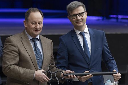 zwei Herren schauen in die Kamera