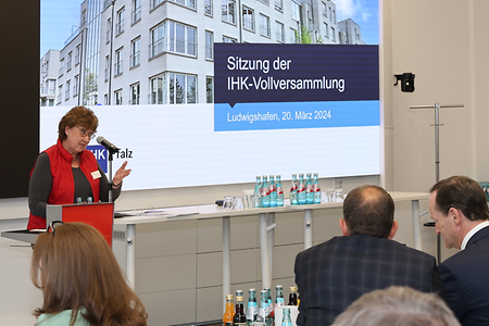 IHK-Vizepr&auml;sidentin Martina Nighswonger bei der Vollversammlung