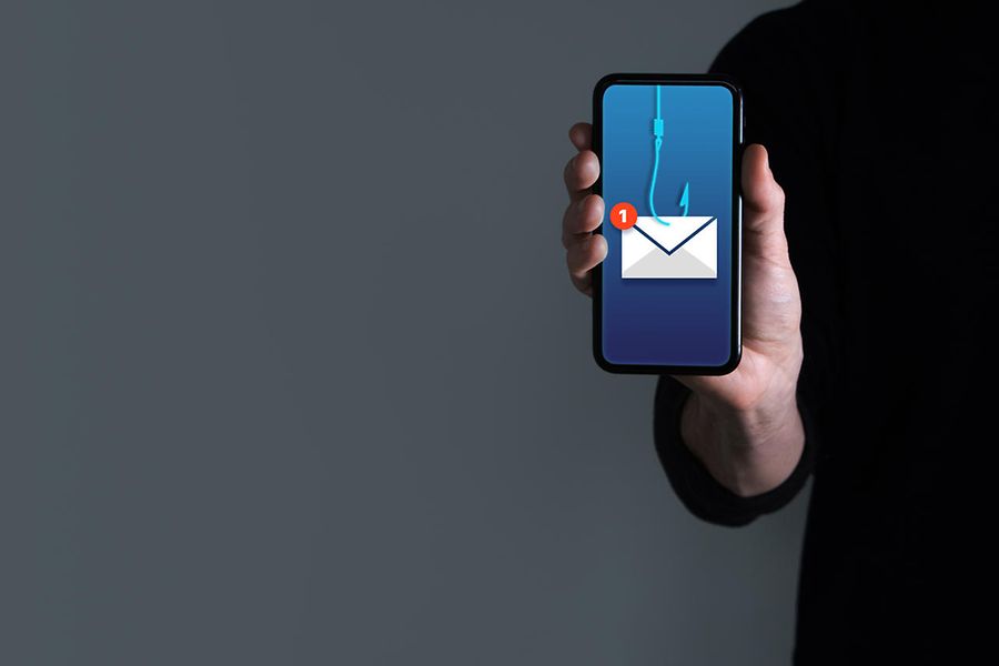 Phishing,Bait,Alert,Concept,On,A,Smartphone,Screen