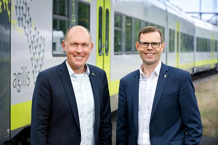 Dr. Axel Hennighausen (links) und Gerhard Kn&ouml;bel, Gesch&auml;ftsf&uuml;hrer der agilis Verkehrsgesellschaft mbH & Co. KG