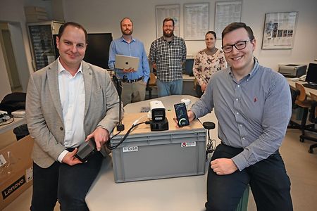 Dennis G&ouml;tsch und Jan-Philipp Schreiter (rechts) mit Prototyp und Projektteam