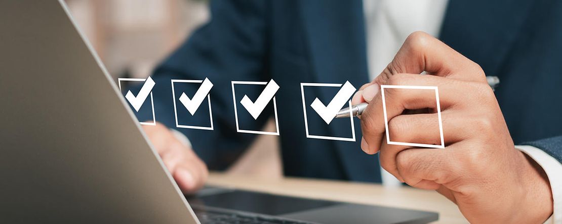 Ein Gesch&auml;ftsmann hakt eine Checkliste ab