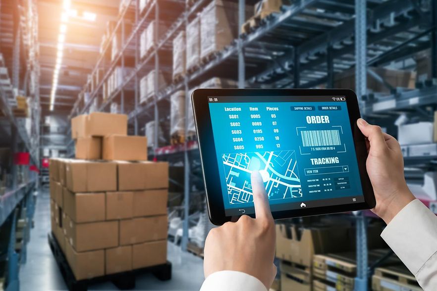mit Tablet in der Hand im Lagerraum 