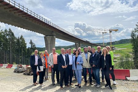 Mehrere Personen vor Br&uuml;ckenbaustelle