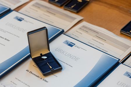 Ehrennadel und Ehrenurkunde