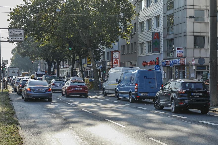 Autoverkehr auf der Aachener Stra&szlig;e in K&ouml;ln