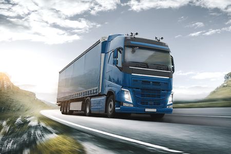 LKW auf einer Landstra&szlig;e.