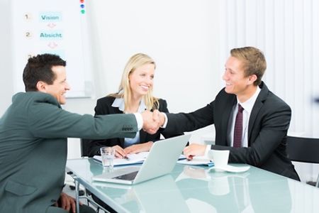 Gespr&auml;ch_Erfolg_Arbeit_Fotolia_46645626_XS