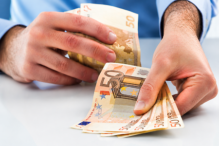 Mann z&auml;hlt Geld