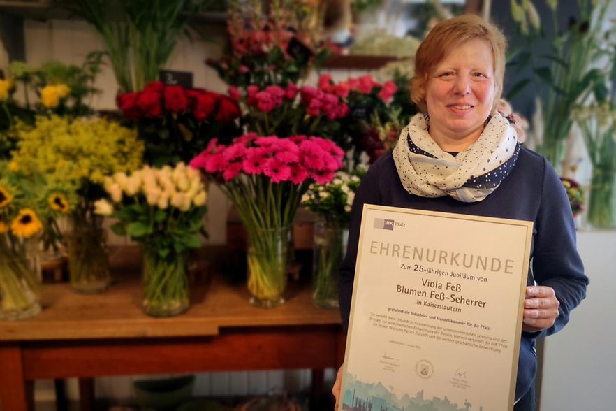 Hat sich sehr &uuml;ber die Ehrenurkunde gefreut: Inhaberin Viola Fe&szlig;