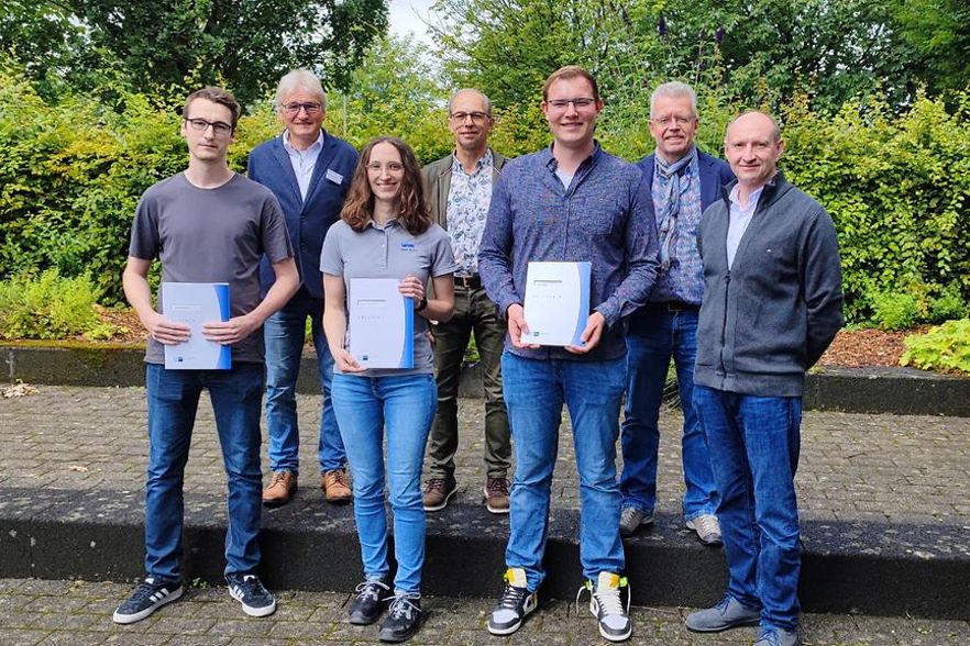 Das Bild zeigt fertige Azubis mit ihren Abschlusszeugnissen nach der Sommerpr&uuml;fung 2024 im Bereich Metall und Elektro