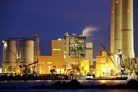 Industrieanlage bei Nacht beleuchtet