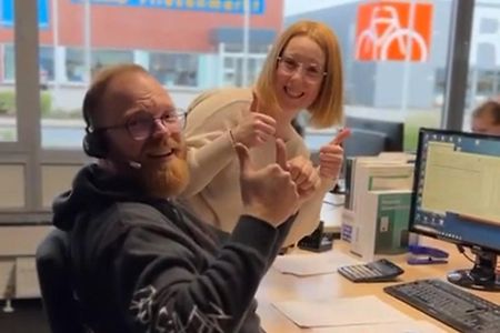 Julia mit Kollegen im Betrieb