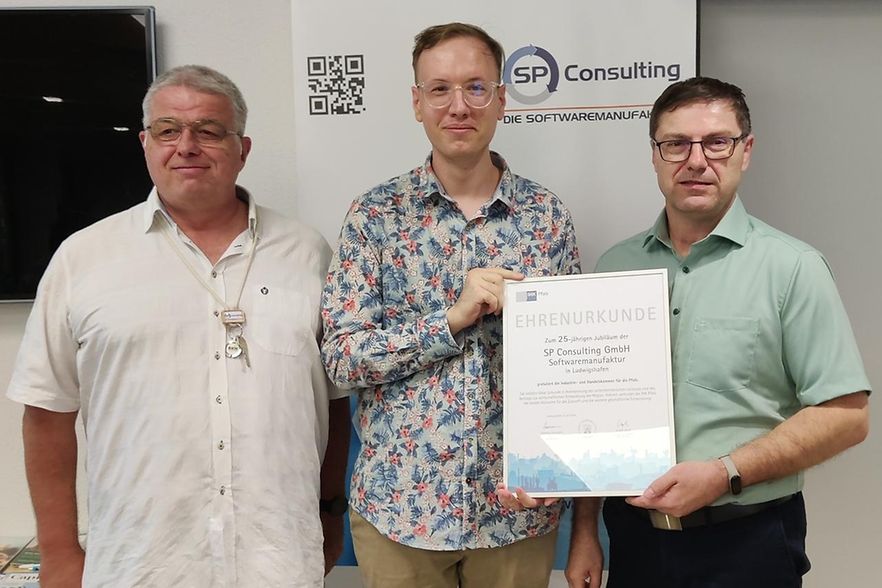 Andreas H&uuml;bner, Felix Ritzmann und Udo Flory bei der Urkunden&uuml;bergabe.