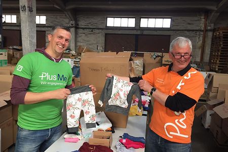 Stefan Wulf und Olav Sievers von der Deutschen Bank L&uuml;beck packten Kartons f&uuml;r die Ukraine.