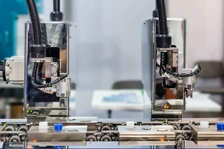 Arbeitskreis Sensorsystem Mittelhessen - Zwei Roboterarme mit einem optischen Sensor arbeiten in an einem Band