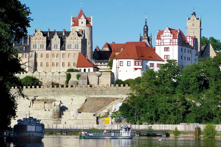 Schloss Bernburg mit Eulenspiegelturm an der Saale