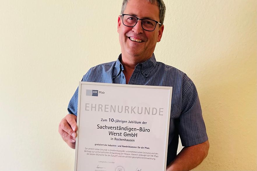 Otto Werst freut sich sehr &uuml;ber den Besuch und die Urkunde der IHK.