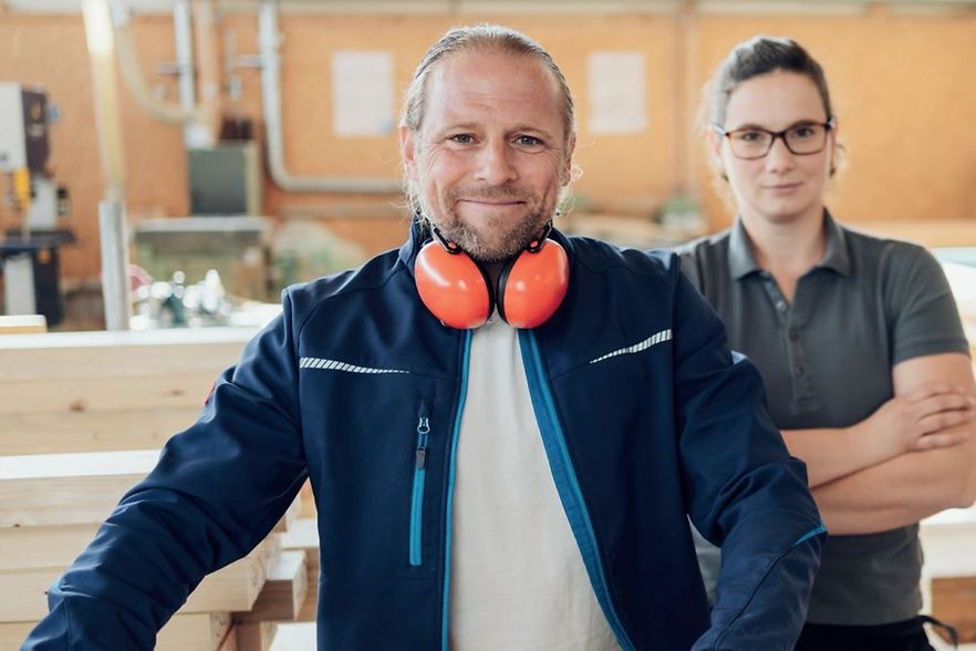 zwei Personen in einer Holz-Werkstatt