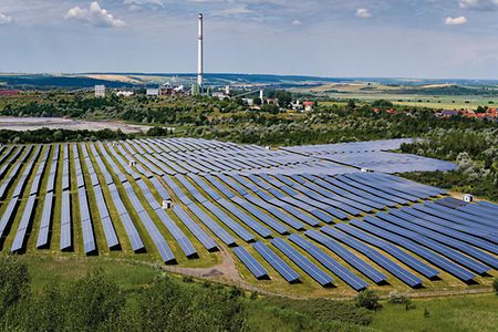 Blick auf einen Solarpark