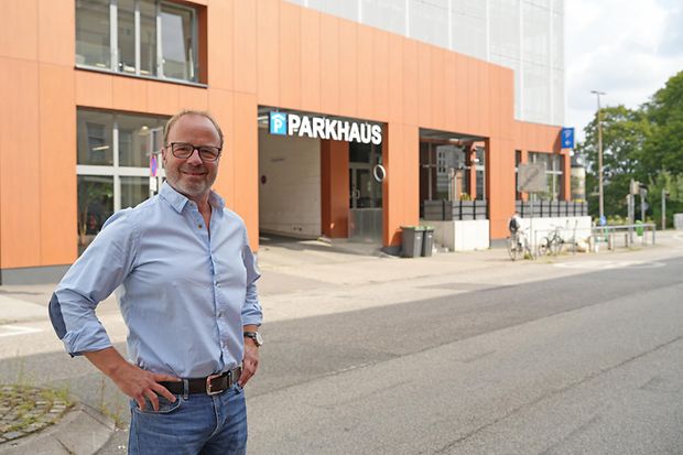 Carsten L&ouml;ntz vor dem City Parkhaus H&uuml;xstra&szlig;e