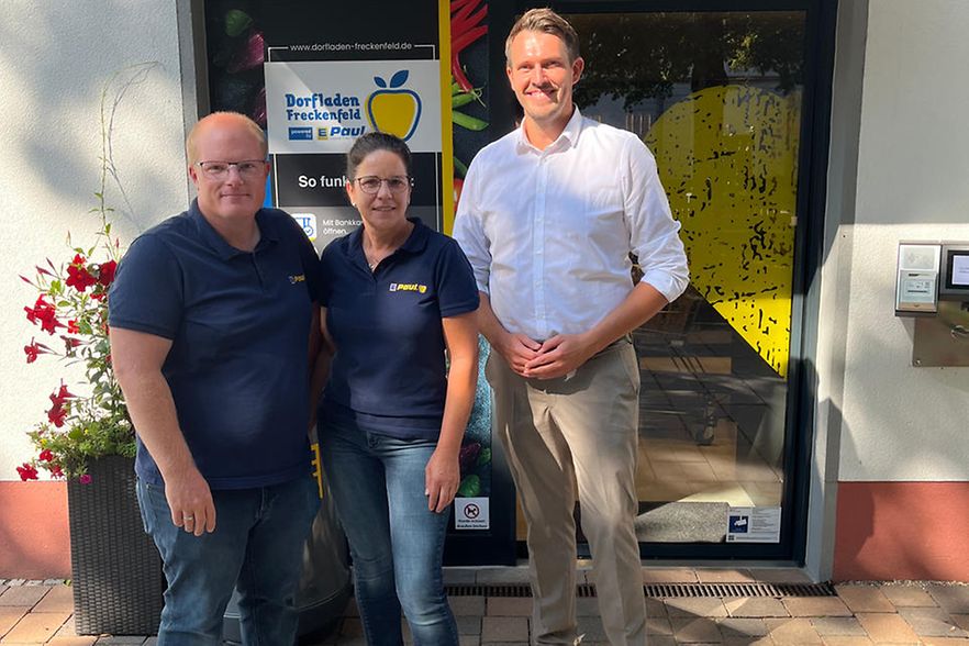 Benedikt Paul, Michaela Paul und unser handelspolitischer Sprecher Tim Wiedemann vor dem Edeka Dorfladen in Freckenfeld.