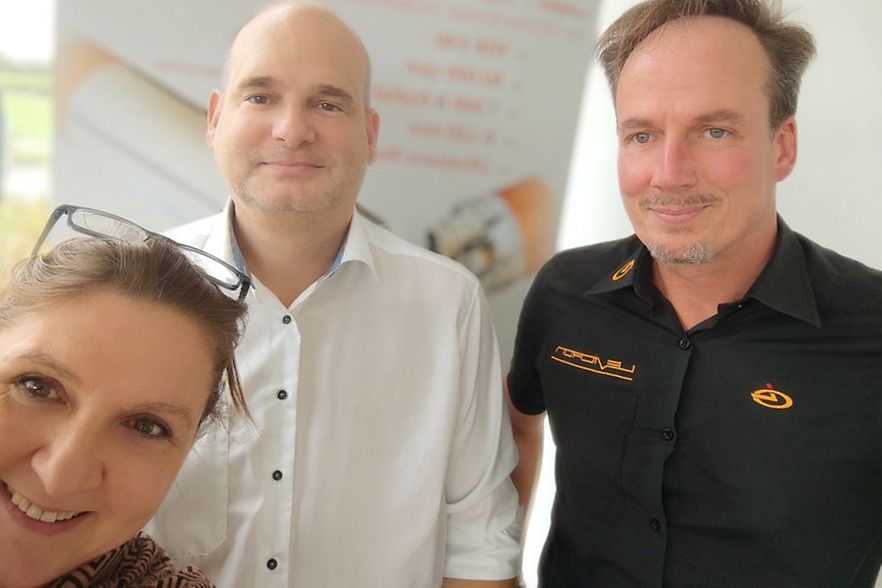 Veronika Pommer im Austausch mit Christian T&ouml;ns (Prokurist) und Dr. Ralf Dupont (Gr&uuml;nder und Gesch&auml;ftsf&uuml;hrer). 