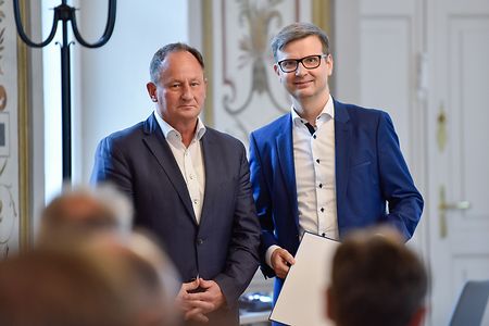 zwei Herren schauen in die Kamera