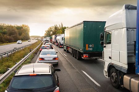 Pkws und LKws stehen im Stau auf der Autobahn
