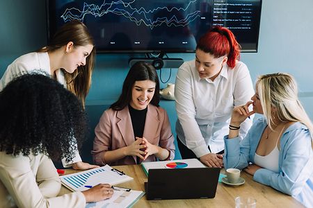 Young,Students,Learning,Economy,And,Finances,On,College,Project.,Group