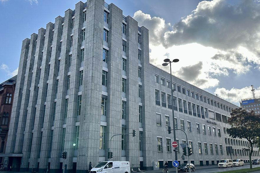 Die Fassade des IHK-Interimquartiers, Unter Sachsenhause 5-7, von der Nord-S&uuml;d-Fahrt aus gesehen