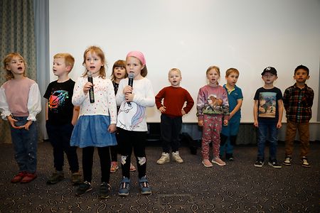 Kleinkinder stehen auf der B&uuml;hne