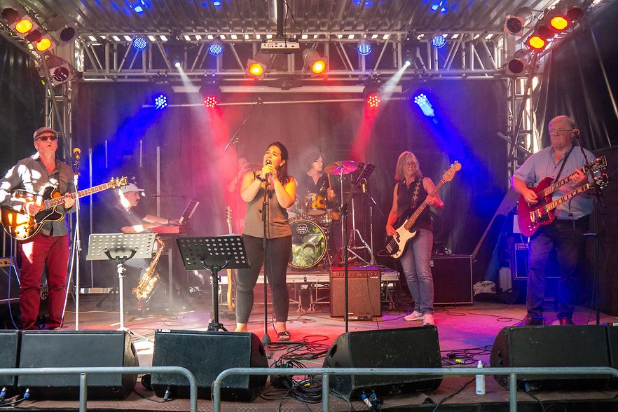 Larissa Hofer beim Singen auf der B&uuml;hne