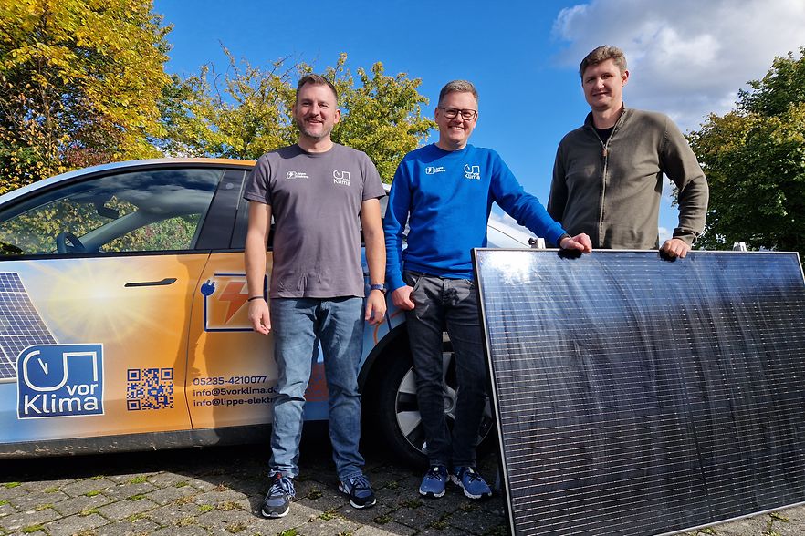 Das Foto zeigt Carsten Paulini und Stephan Schl&uuml;te sowie den Blomberger Wirtschaftsf&ouml;rderer Waldemar Bichler.