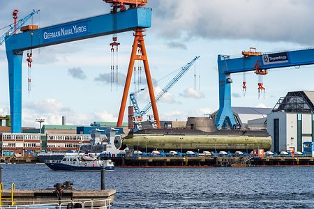 Ein gro&szlig;es U-Boot liegt auf dem Gel&auml;nde von German Naval Yards in der Kieler F&ouml;rde, Kran im Hintergrund