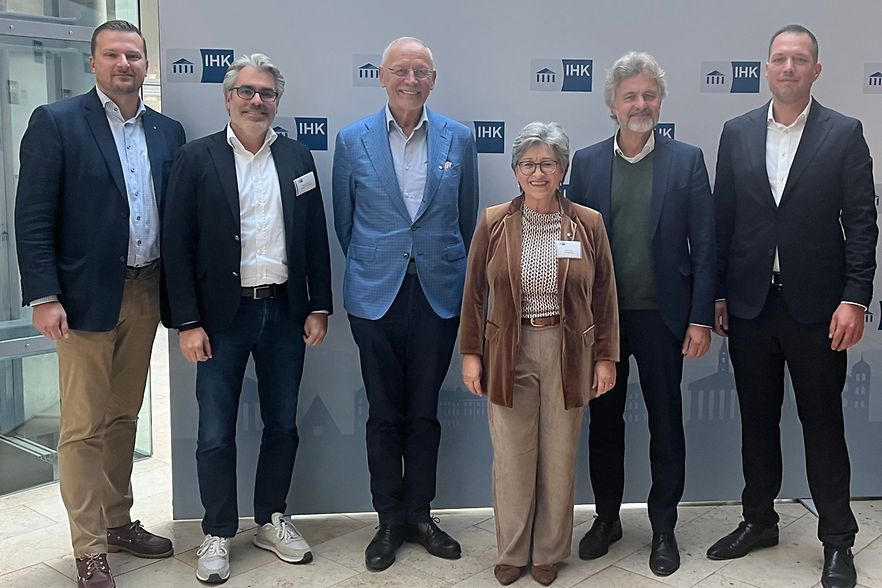 Gruppenfoto mit Vertretern der IHK und Hotellerie