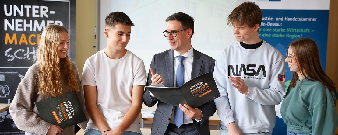 Mann erz&auml;hlt Sch&uuml;lern &uuml;ber seinen Unternehmeralltag