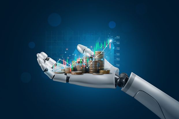 Geld liegt auf Roboterhand