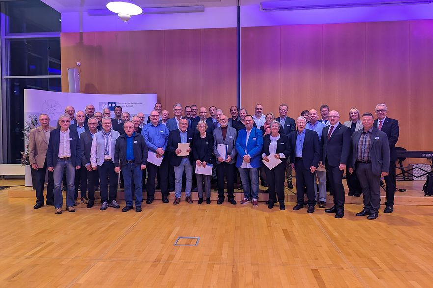 Das Bild zeigt Pr&uuml;ferinnen und Pr&uuml;fer, die f&uuml;r ihr langj&auml;hriges Engagement von der IHK Lippe feierlich geehrt wurden.