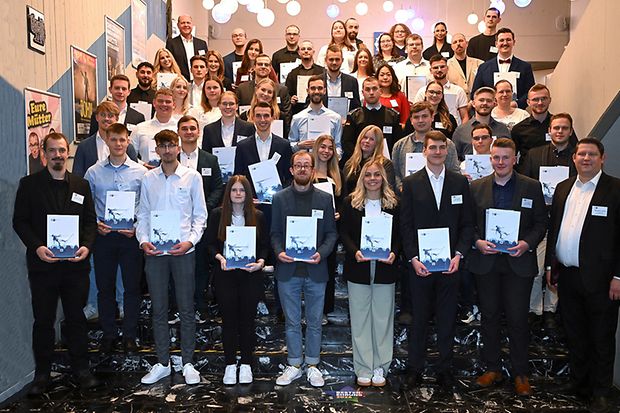 Gruppenfoto der IHK-Bestenehrung 2024