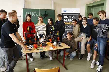 Ein Unternehmer im Gespr&auml;ch mit Sch&uuml;lern