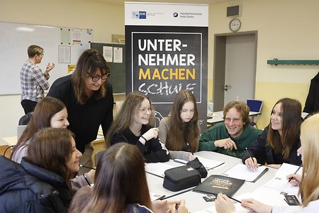 Unternehmer und Lehrerin im Gespr&auml;ch mit den Sch&uuml;lern